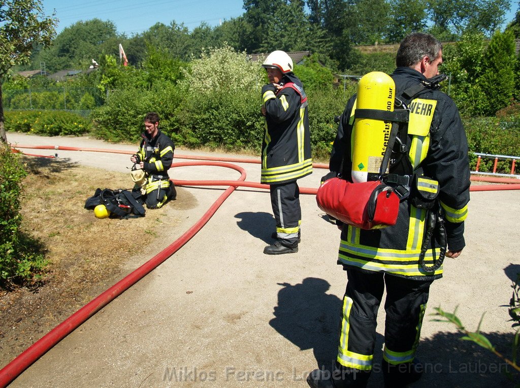 Gartenlaube in Vollbrand Koeln Poll Im Gremberger Waeldchen P227.JPG